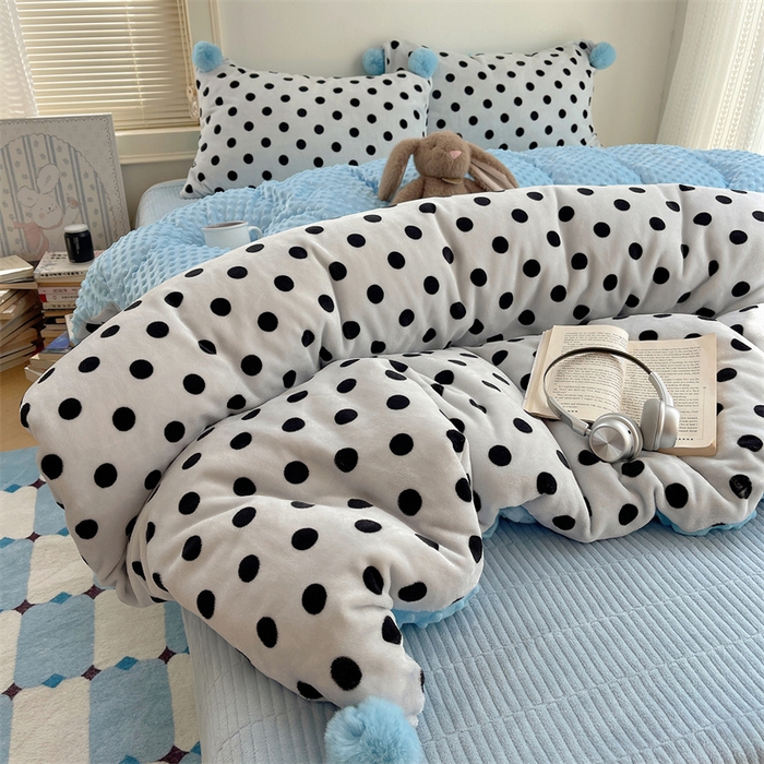 91家纺网 家纺一手货源 找家纺 繁花家居 2025新款高克重豆豆绒牛奶绒四件套泡芙感床盖套件直播热款 蓝色团团