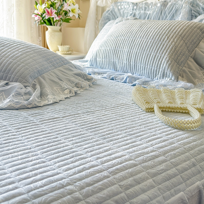 91家纺网 家纺一手货源 找家纺 宜凡家纺 2025新款婴儿绒压花夹棉床裙四件套-香奈花园 香奈花园-浅天蓝