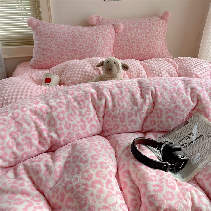 91家纺网 家纺一手货源 找家纺 繁花家居 2025新款高克重豆豆绒牛奶绒四件套泡芙感床盖套件直播热款 甜粉豹纹