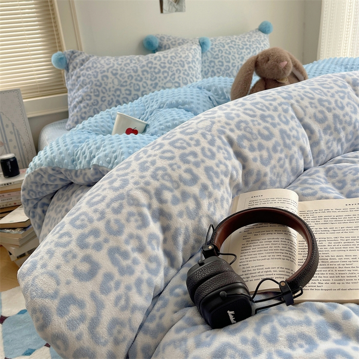 91家纺网 家纺一手货源 找家纺 繁花家居 2025新款高克重豆豆绒牛奶绒四件套泡芙感床盖套件直播热款 豹纹 蓝