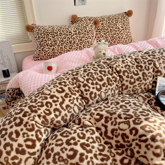 91家纺网 家纺一手货源 找家纺 繁花家居 2025新款高克重豆豆绒牛奶绒四件套泡芙感床盖套件直播热款 甜酷豹纹