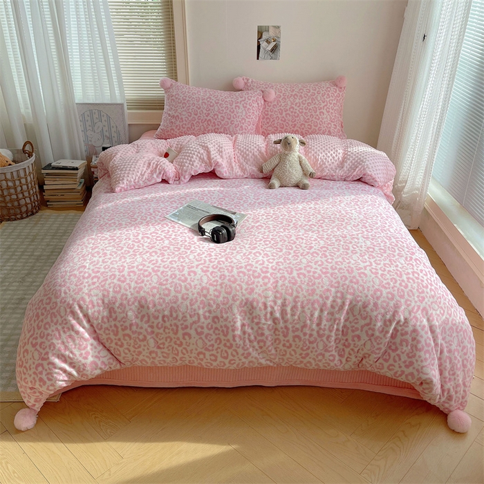 91家纺网 家纺一手货源 找家纺 繁花家居 2025新款高克重豆豆绒牛奶绒四件套泡芙感床盖套件直播热款 甜粉豹纹