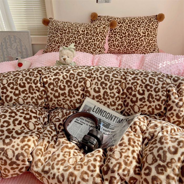 91家纺网 家纺一手货源 找家纺 繁花家居 2025新款高克重豆豆绒牛奶绒四件套泡芙感床盖套件直播热款 甜酷豹纹