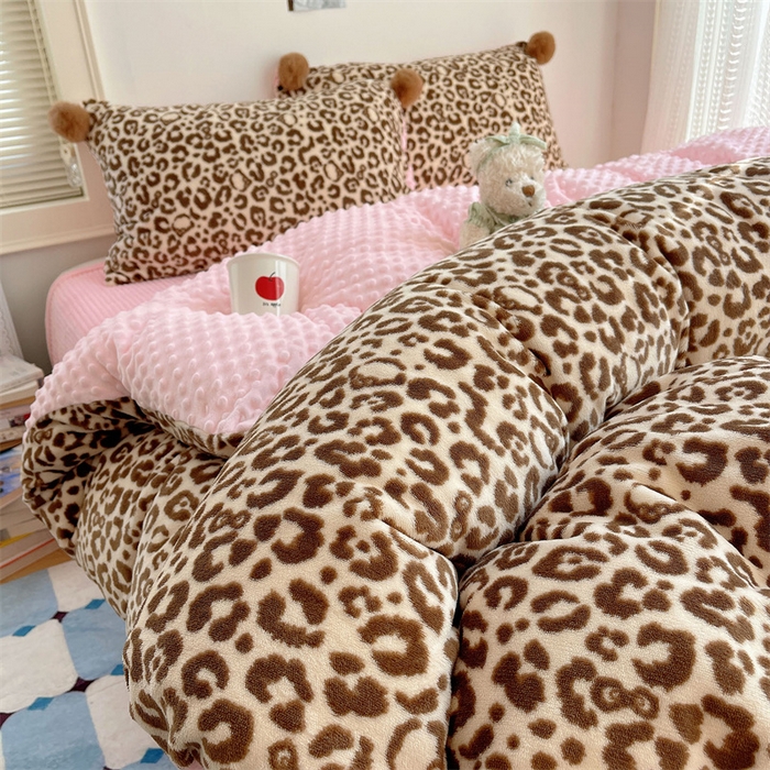 91家纺网 家纺一手货源 找家纺 繁花家居 2025新款高克重豆豆绒牛奶绒四件套泡芙感床盖套件直播热款 甜酷豹纹