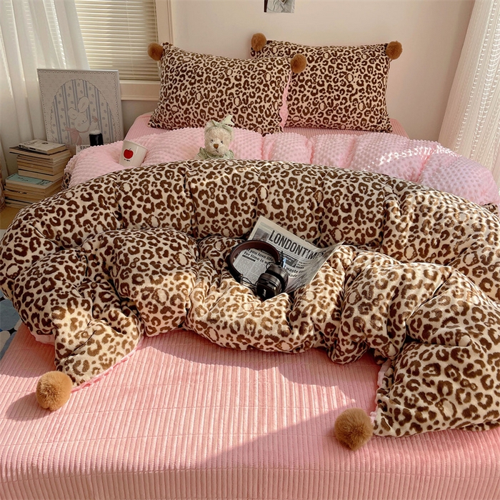 91家纺网 家纺一手货源 找家纺 繁花家居 2025新款高克重豆豆绒牛奶绒四件套泡芙感床盖套件直播热款 甜酷豹纹