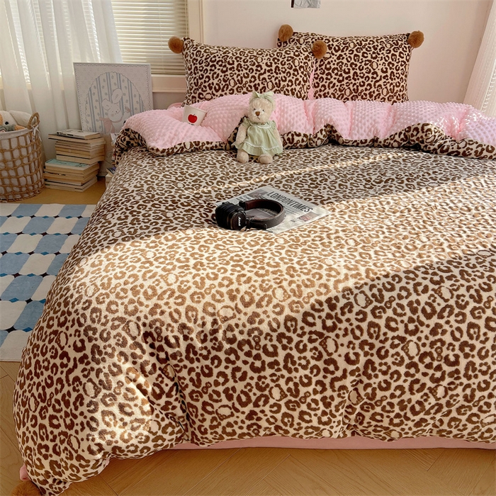 91家纺网 家纺一手货源 找家纺 繁花家居 2025新款高克重豆豆绒牛奶绒四件套泡芙感床盖套件直播热款 甜酷豹纹