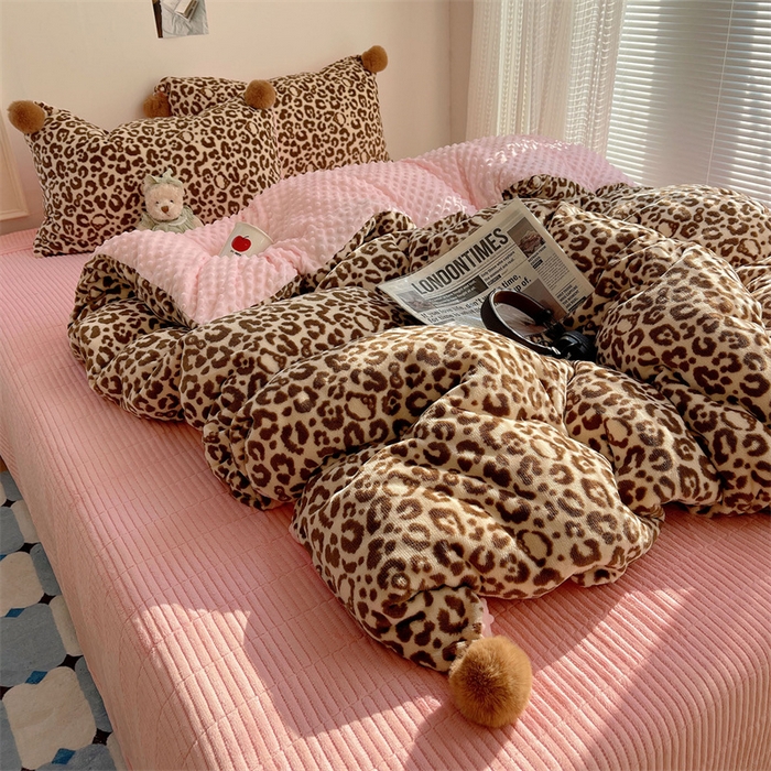 91家纺网 家纺一手货源 找家纺 繁花家居 2025新款高克重豆豆绒牛奶绒四件套泡芙感床盖套件直播热款 甜酷豹纹