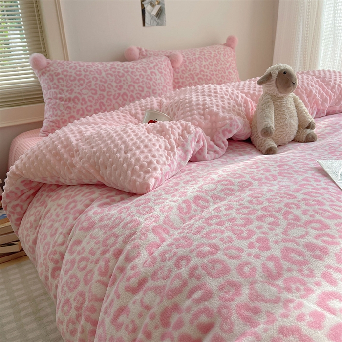 91家纺网 家纺一手货源 找家纺 繁花家居 2025新款高克重豆豆绒牛奶绒四件套泡芙感床盖套件直播热款 甜粉豹纹