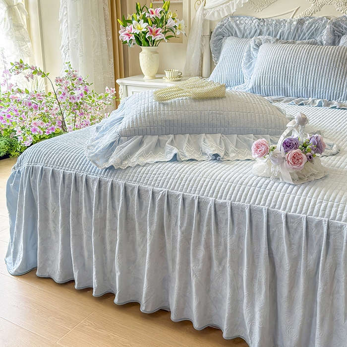 91家纺网 家纺一手货源 找家纺 宜凡家纺 2025新款婴儿绒压花夹棉床裙四件套-香奈花园 香奈花园-浅天蓝