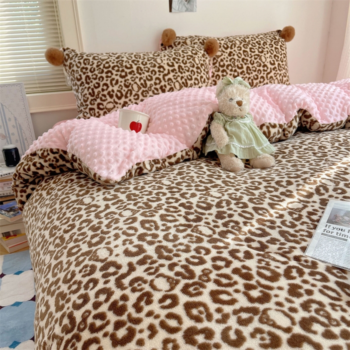 91家纺网 家纺一手货源 找家纺 繁花家居 2025新款高克重豆豆绒牛奶绒四件套泡芙感床盖套件直播热款 甜酷豹纹