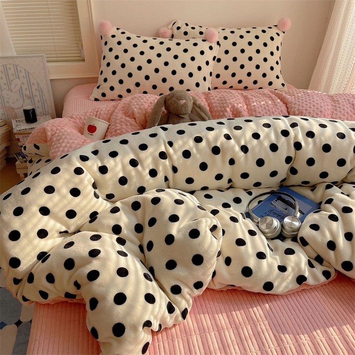 91家纺网 家纺一手货源 找家纺 繁花家居 2025新款高克重豆豆绒牛奶绒四件套泡芙感床盖套件直播热款 米色团团