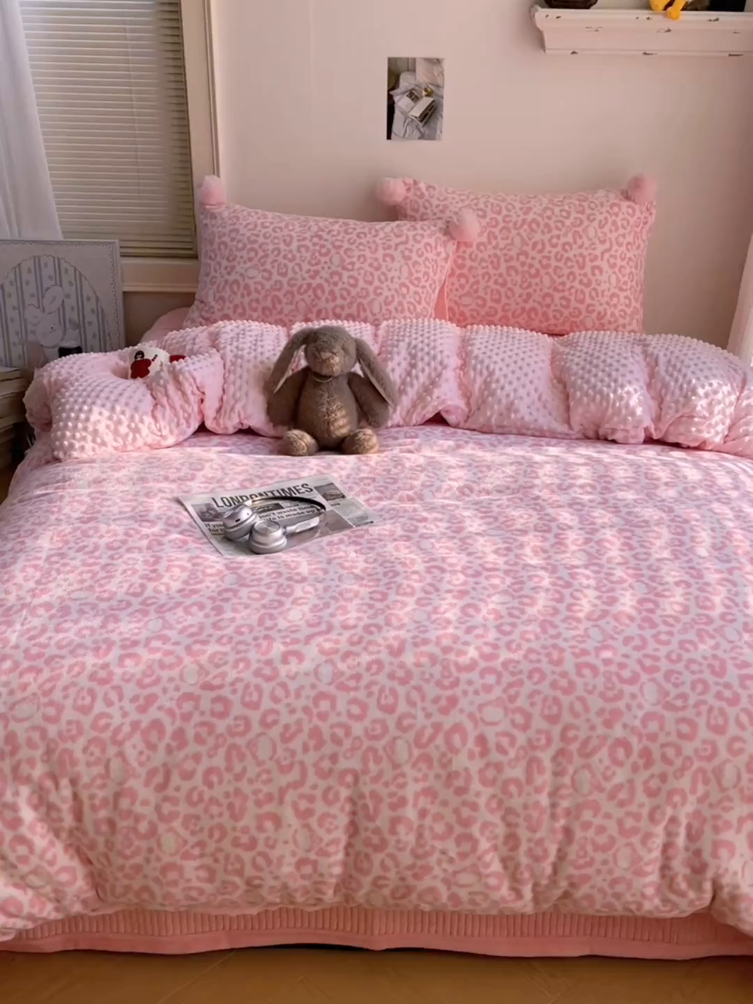 91家纺网 家纺一手货源 找家纺 繁花家居 2025新款高克重豆豆绒牛奶绒四件套泡芙感床盖套件直播热款 甜粉豹纹