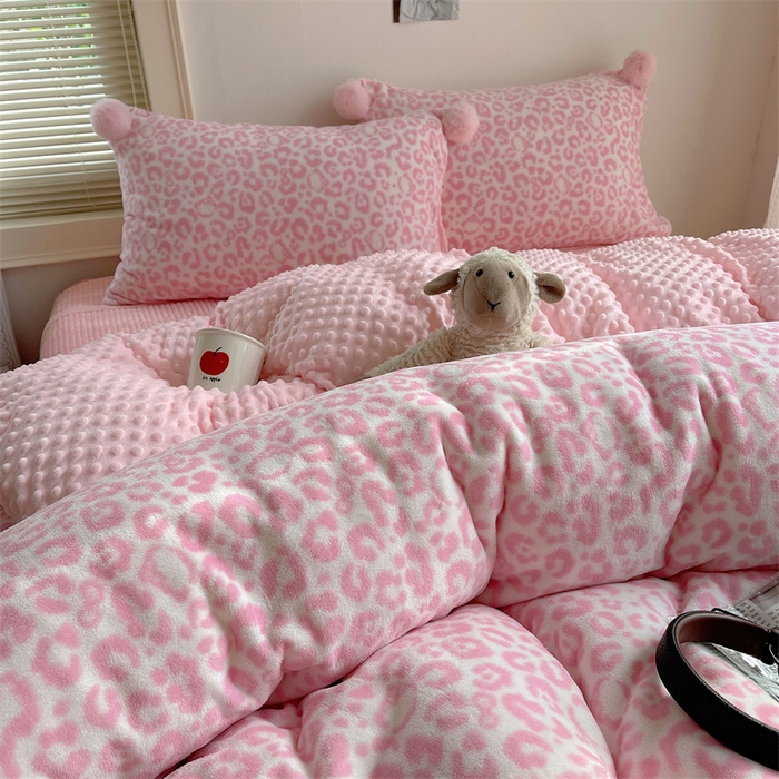 91家纺网 家纺一手货源 找家纺 繁花家居 2025新款高克重豆豆绒牛奶绒四件套泡芙感床盖套件直播热款 甜粉豹纹