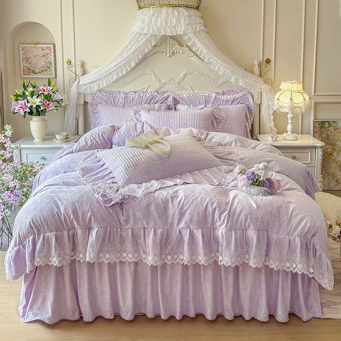 91家纺网 家纺一手货源 找家纺 宜凡家纺 2025新款婴儿绒压花夹棉床裙四件套-香奈花园 香奈花园-雪青