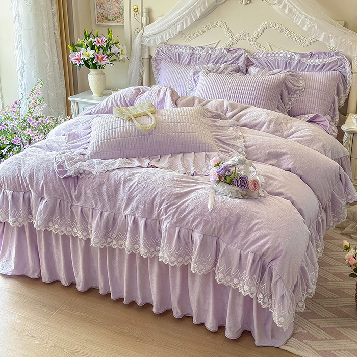 91家纺网 家纺一手货源 找家纺 宜凡家纺 2025新款婴儿绒压花夹棉床裙四件套-香奈花园 香奈花园-雪青