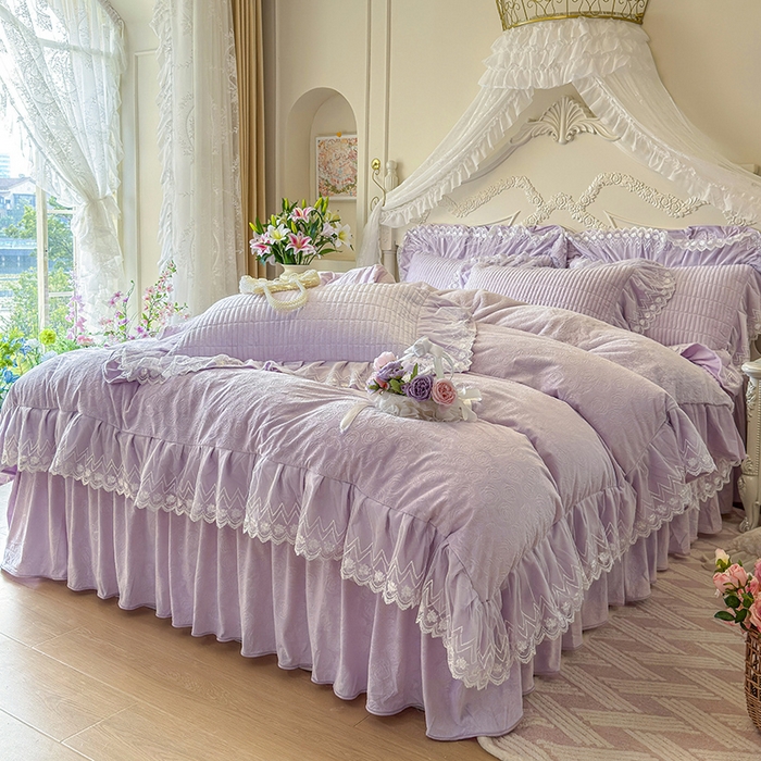 91家纺网 家纺一手货源 找家纺 宜凡家纺 2025新款婴儿绒压花夹棉床裙四件套-香奈花园 香奈花园-雪青