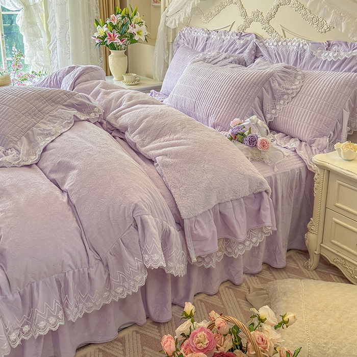 91家纺网 家纺一手货源 找家纺 宜凡家纺 2025新款婴儿绒压花夹棉床裙四件套-香奈花园 香奈花园-雪青