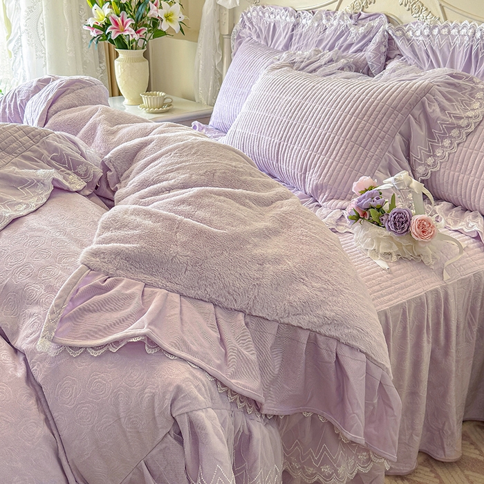 91家纺网 家纺一手货源 找家纺 宜凡家纺 2025新款婴儿绒压花夹棉床裙四件套-香奈花园 香奈花园-雪青