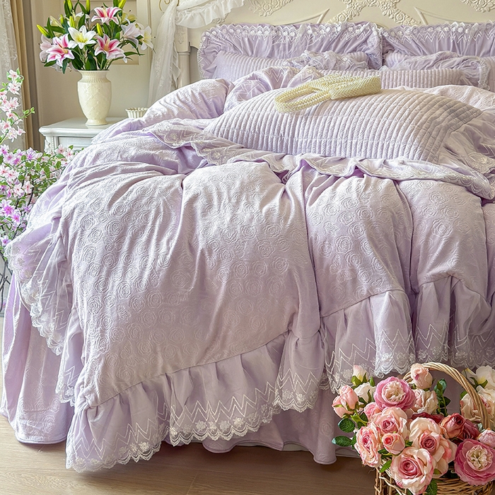 91家纺网 家纺一手货源 找家纺 宜凡家纺 2025新款婴儿绒压花夹棉床裙四件套-香奈花园 香奈花园-雪青