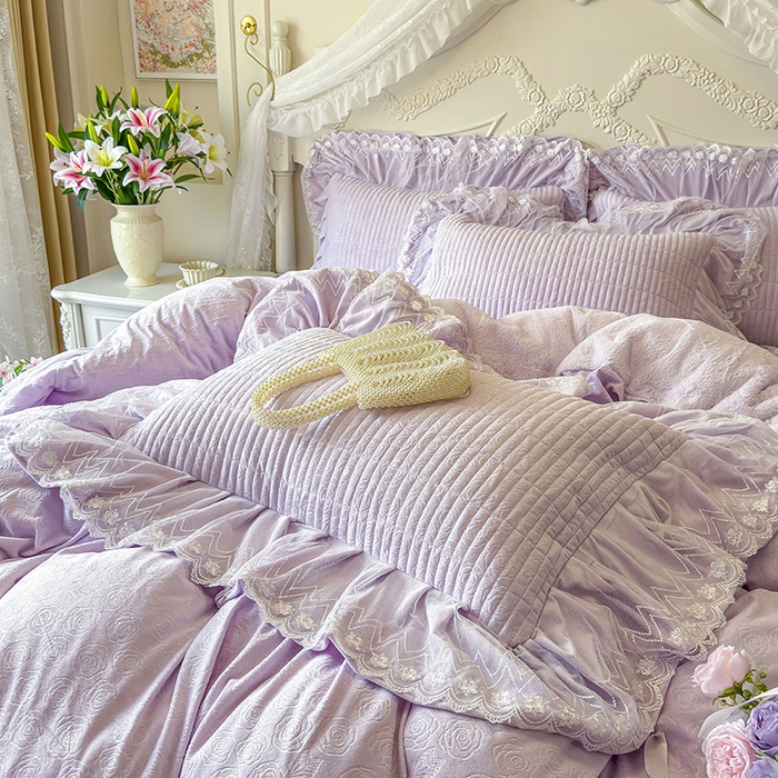 91家纺网 家纺一手货源 找家纺 宜凡家纺 2025新款婴儿绒压花夹棉床裙四件套-香奈花园 香奈花园-雪青