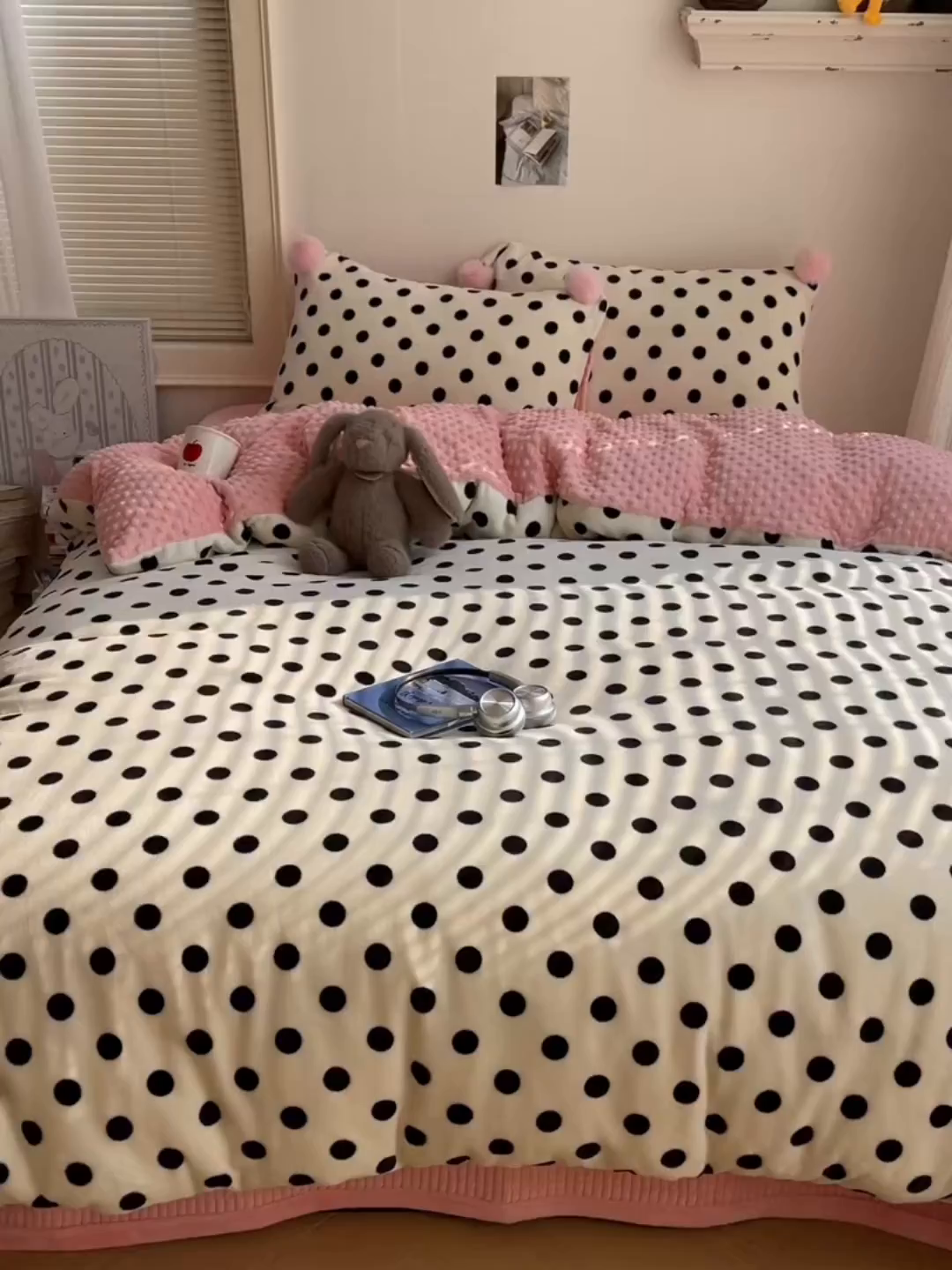 91家纺网 家纺一手货源 找家纺 繁花家居 2025新款高克重豆豆绒牛奶绒四件套泡芙感床盖套件直播热款 米色团团