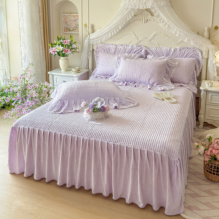 91家纺网 家纺一手货源 找家纺 宜凡家纺 2025新款婴儿绒压花夹棉床裙四件套-香奈花园 香奈花园-雪青