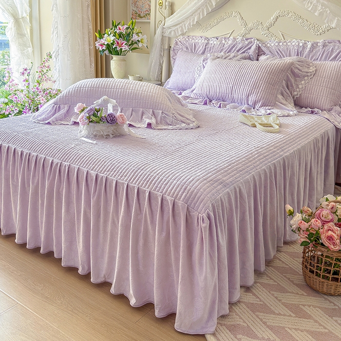 91家纺网 家纺一手货源 找家纺 宜凡家纺 2025新款婴儿绒压花夹棉床裙四件套-香奈花园 香奈花园-雪青