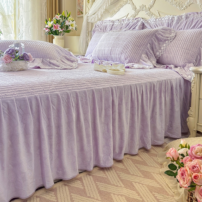 91家纺网 家纺一手货源 找家纺 宜凡家纺 2025新款婴儿绒压花夹棉床裙四件套-香奈花园 香奈花园-雪青