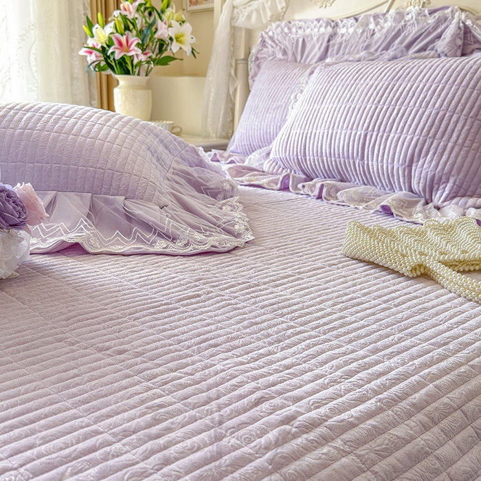 91家纺网 家纺一手货源 找家纺 宜凡家纺 2025新款婴儿绒压花夹棉床裙四件套-香奈花园 香奈花园-雪青