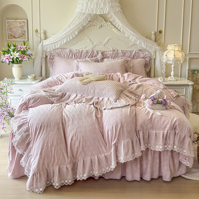 宜凡家纺 2025新款婴儿绒压花夹棉床裙四件套-香奈花园 香奈花园-紫豆沙