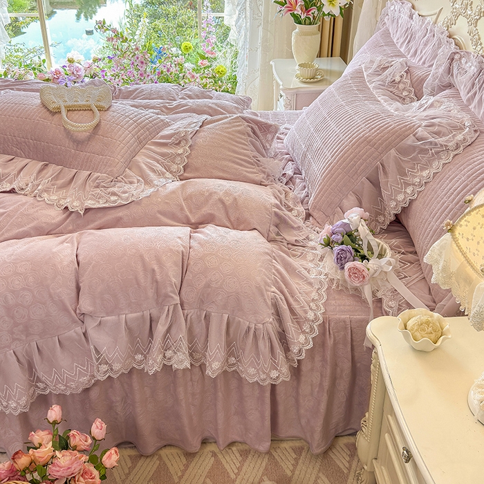 91家纺网 家纺一手货源 找家纺 宜凡家纺 2025新款婴儿绒压花夹棉床裙四件套-香奈花园 香奈花园-紫豆沙