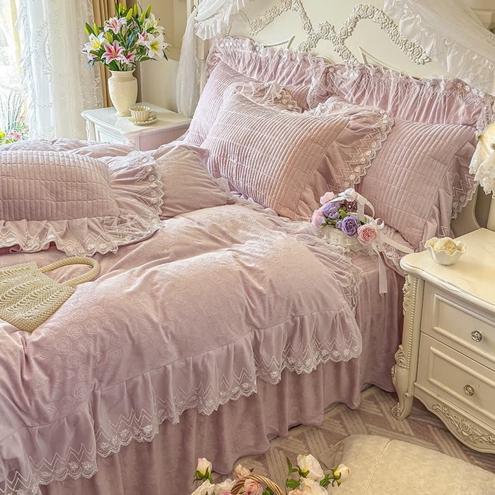 91家纺网 家纺一手货源 找家纺 宜凡家纺 2025新款婴儿绒压花夹棉床裙四件套-香奈花园 香奈花园-紫豆沙