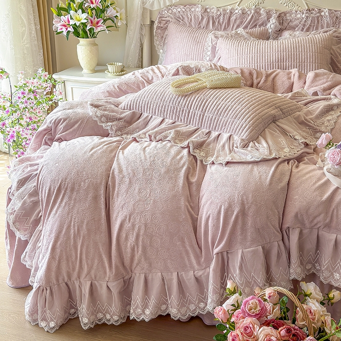 91家纺网 家纺一手货源 找家纺 宜凡家纺 2025新款婴儿绒压花夹棉床裙四件套-香奈花园 香奈花园-紫豆沙