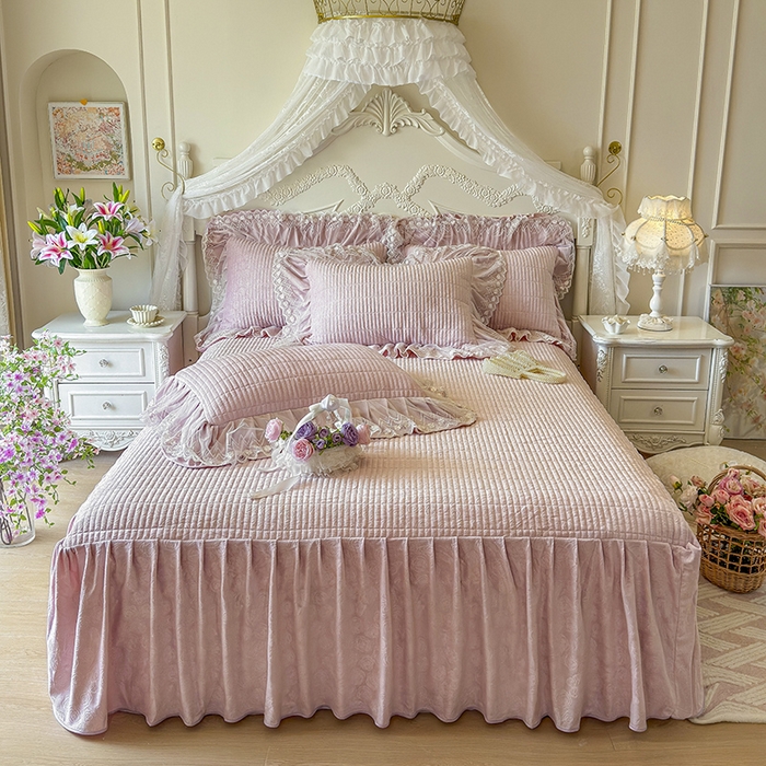 91家纺网 家纺一手货源 找家纺 宜凡家纺 2025新款婴儿绒压花夹棉床裙四件套-香奈花园 香奈花园-紫豆沙