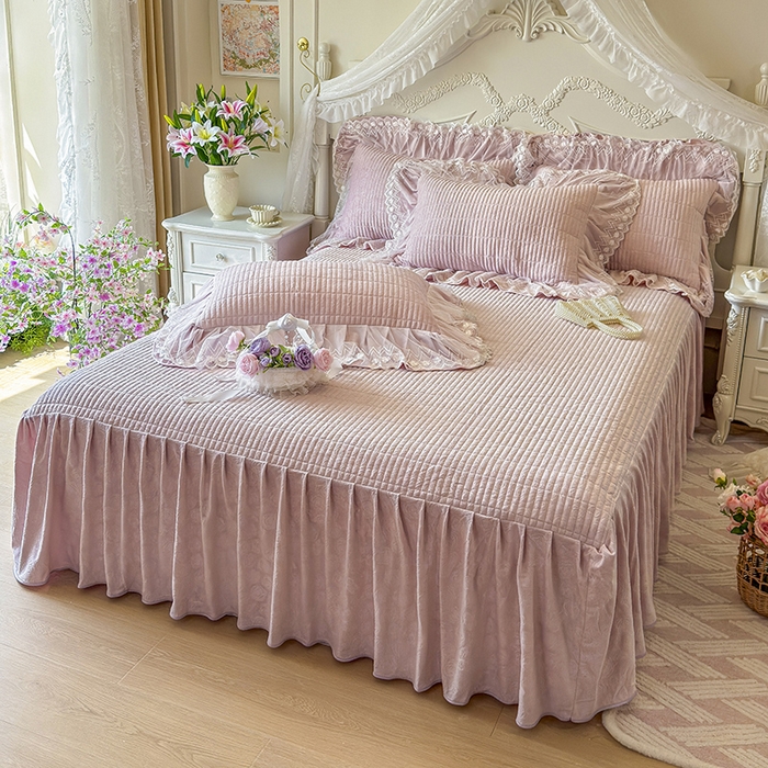 91家纺网 家纺一手货源 找家纺 宜凡家纺 2025新款婴儿绒压花夹棉床裙四件套-香奈花园 香奈花园-紫豆沙