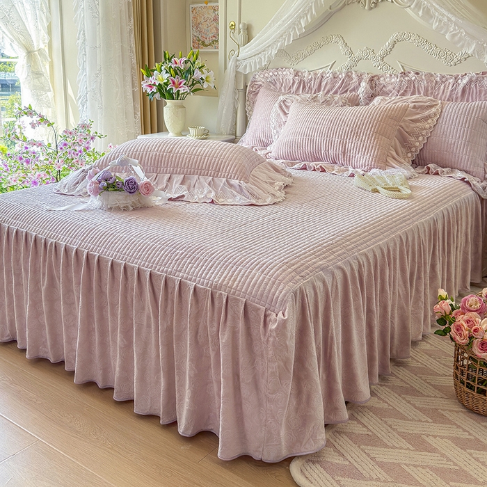 91家纺网 家纺一手货源 找家纺 宜凡家纺 2025新款婴儿绒压花夹棉床裙四件套-香奈花园 香奈花园-紫豆沙