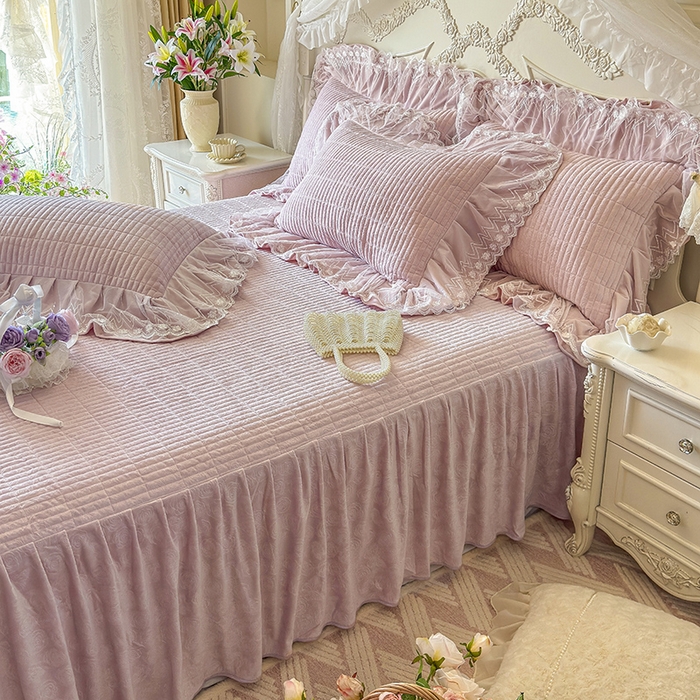 91家纺网 家纺一手货源 找家纺 宜凡家纺 2025新款婴儿绒压花夹棉床裙四件套-香奈花园 香奈花园-紫豆沙