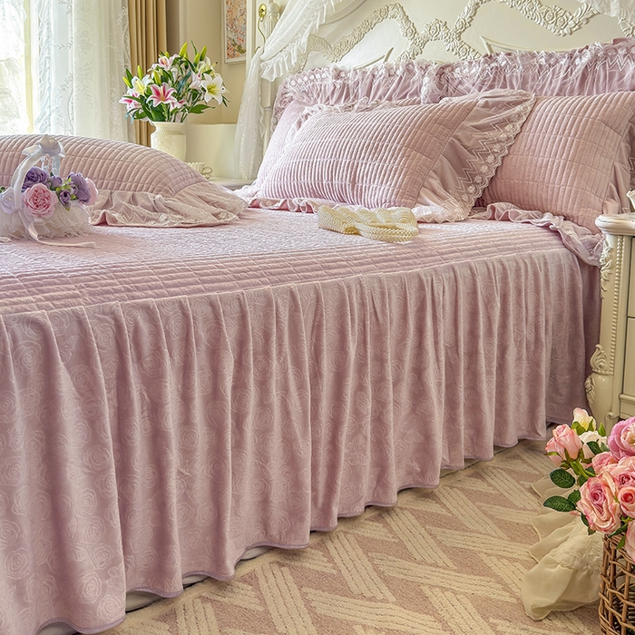 91家纺网 家纺一手货源 找家纺 宜凡家纺 2025新款婴儿绒压花夹棉床裙四件套-香奈花园 香奈花园-紫豆沙