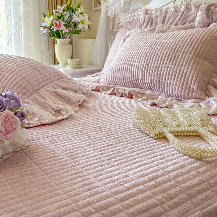 91家纺网 家纺一手货源 找家纺 宜凡家纺 2025新款婴儿绒压花夹棉床裙四件套-香奈花园 香奈花园-紫豆沙