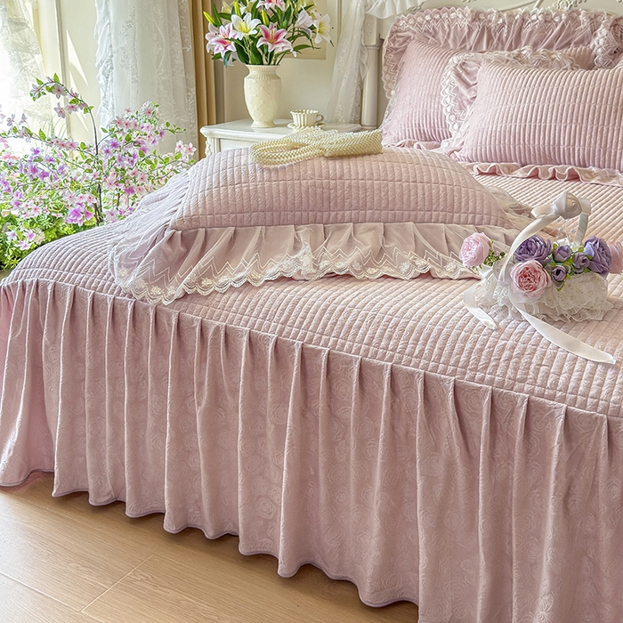 91家纺网 家纺一手货源 找家纺 宜凡家纺 2025新款婴儿绒压花夹棉床裙四件套-香奈花园 香奈花园-紫豆沙