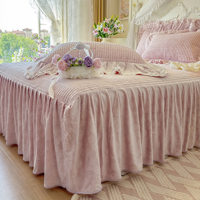 91家纺网 家纺一手货源 找家纺 宜凡家纺 2025新款婴儿绒压花夹棉床裙四件套-香奈花园 香奈花园-紫豆沙