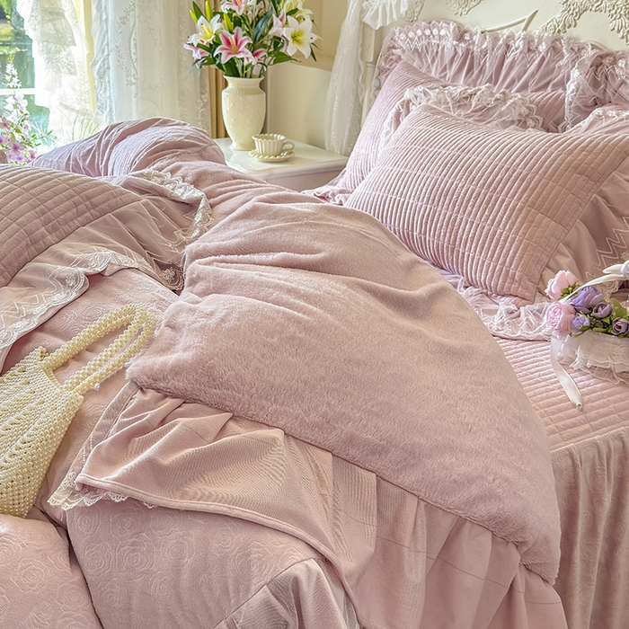 91家纺网 家纺一手货源 找家纺 宜凡家纺 2025新款婴儿绒压花夹棉床裙四件套-香奈花园 香奈花园-紫豆沙