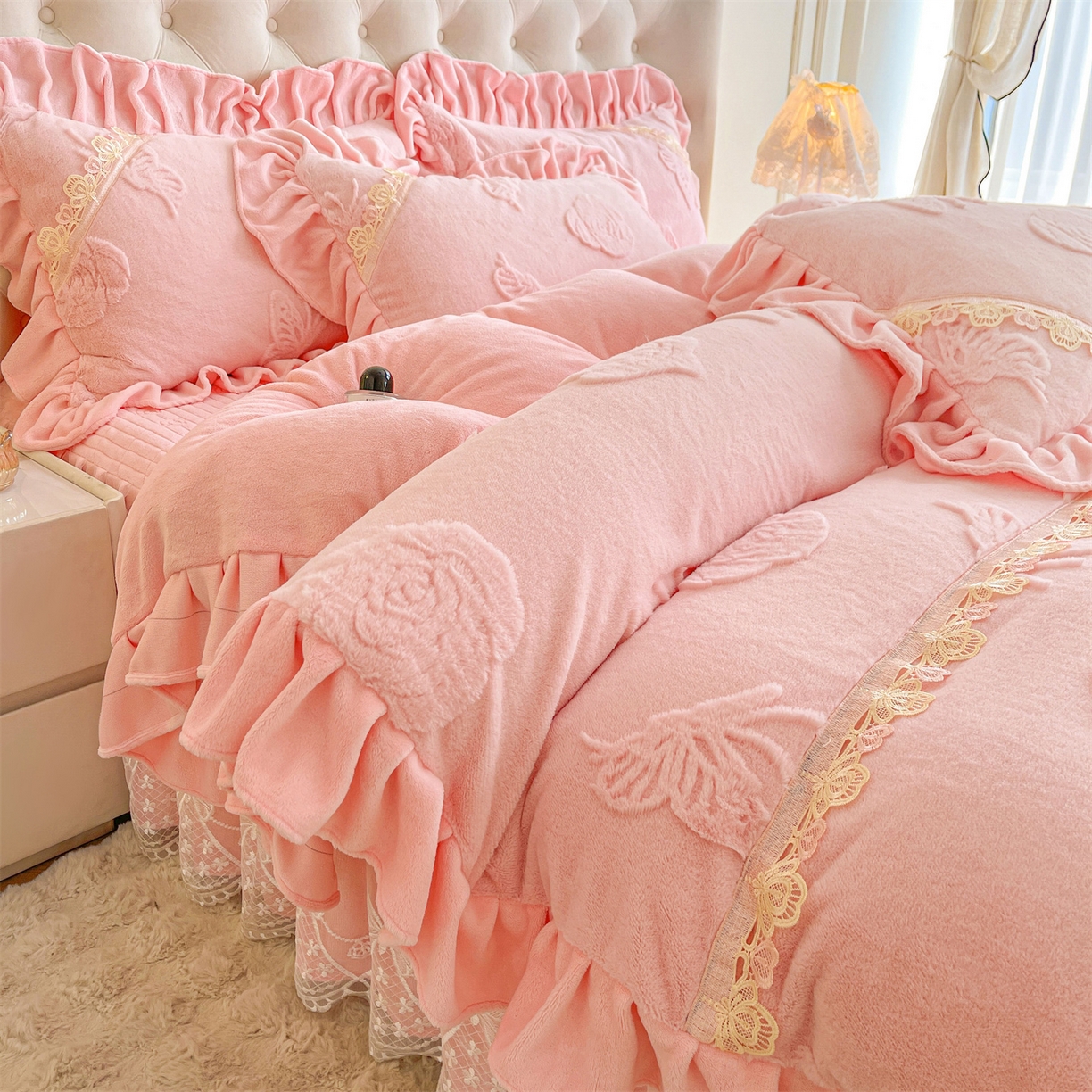 91家纺网 家纺一手货源 找家纺 （总）宜凡家纺 2025新款A类兔绒提花花边牛奶绒夹棉床裙四件套