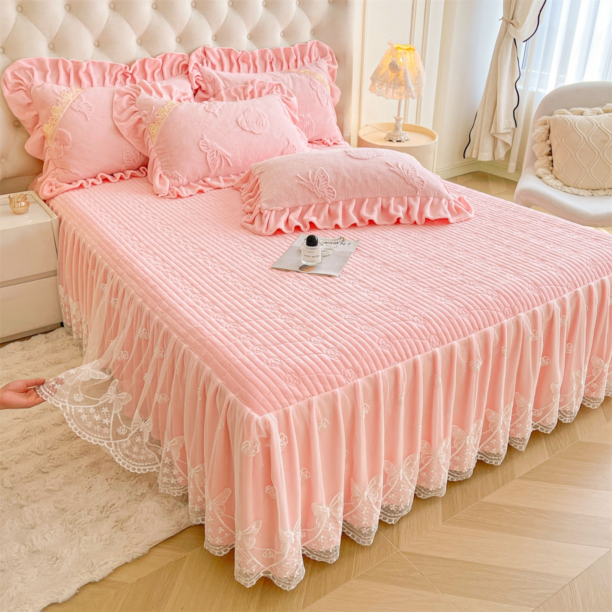 91家纺网 家纺一手货源 找家纺 （总）宜凡家纺 2025新款A类兔绒提花花边牛奶绒夹棉床裙四件套