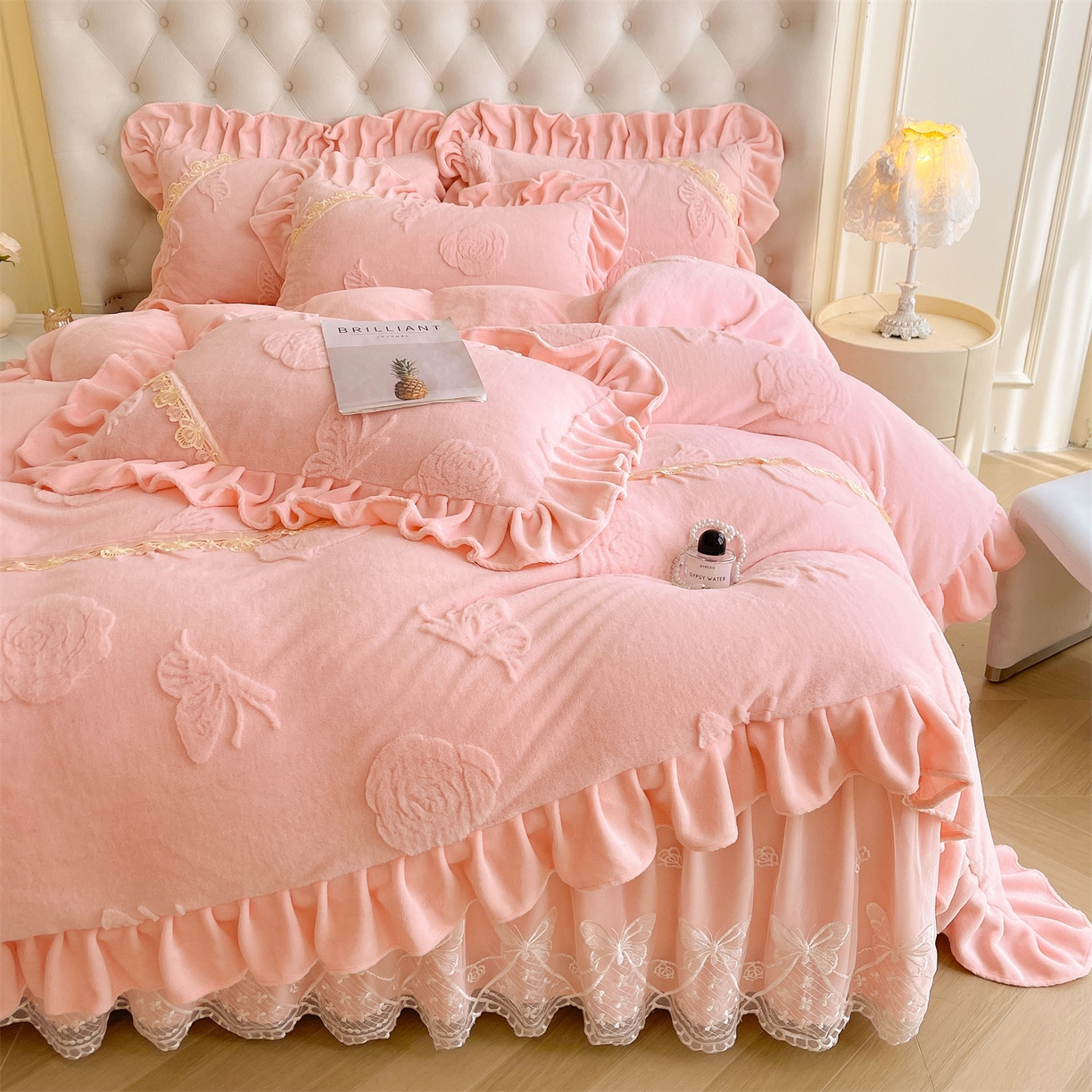 91家纺网 家纺一手货源 找家纺 宜凡家纺 2025新款A类兔绒提花花边牛奶绒夹棉床裙四件套 蝶恋花-仙女粉