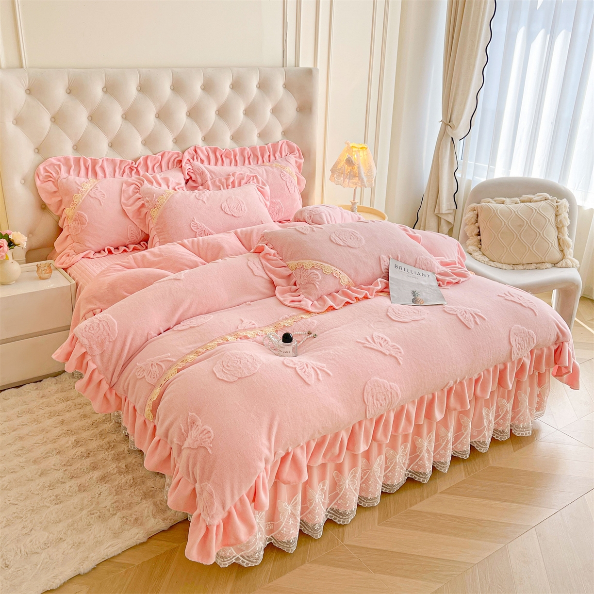 91家纺网 家纺一手货源 找家纺 宜凡家纺 2025新款A类兔绒提花花边牛奶绒夹棉床裙四件套 蝶恋花-仙女粉