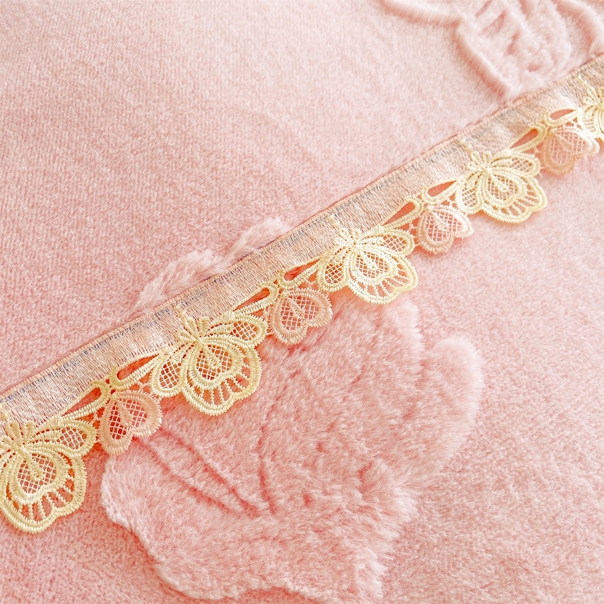 91家纺网 家纺一手货源 找家纺 宜凡家纺 2025新款A类兔绒提花花边牛奶绒夹棉床裙四件套 蝶恋花-仙女粉