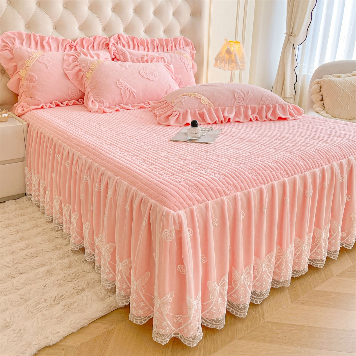 91家纺网 家纺一手货源 找家纺 宜凡家纺 2025新款A类兔绒提花花边牛奶绒夹棉床裙四件套 蝶恋花-仙女粉