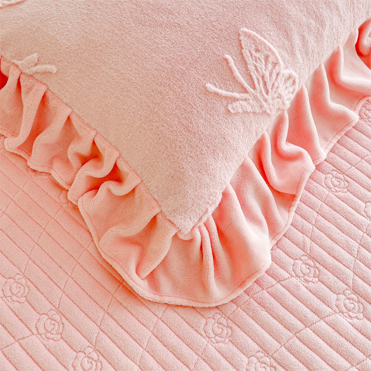 91家纺网 家纺一手货源 找家纺 宜凡家纺 2025新款A类兔绒提花花边牛奶绒夹棉床裙四件套 蝶恋花-仙女粉