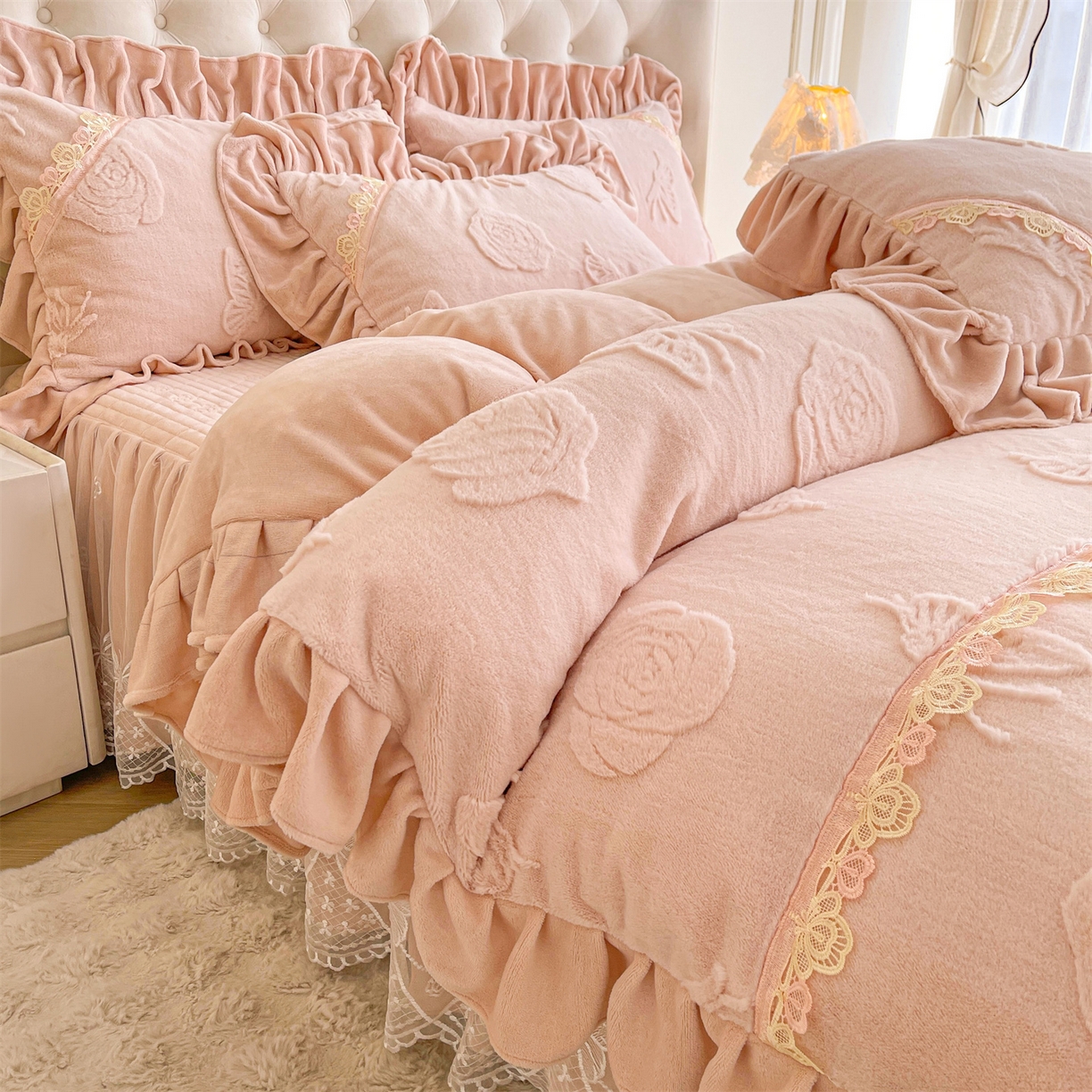 91家纺网 家纺一手货源 找家纺 宜凡家纺 2025新款A类兔绒提花花边牛奶绒夹棉床裙四件套 蝶恋花-柔肤玉